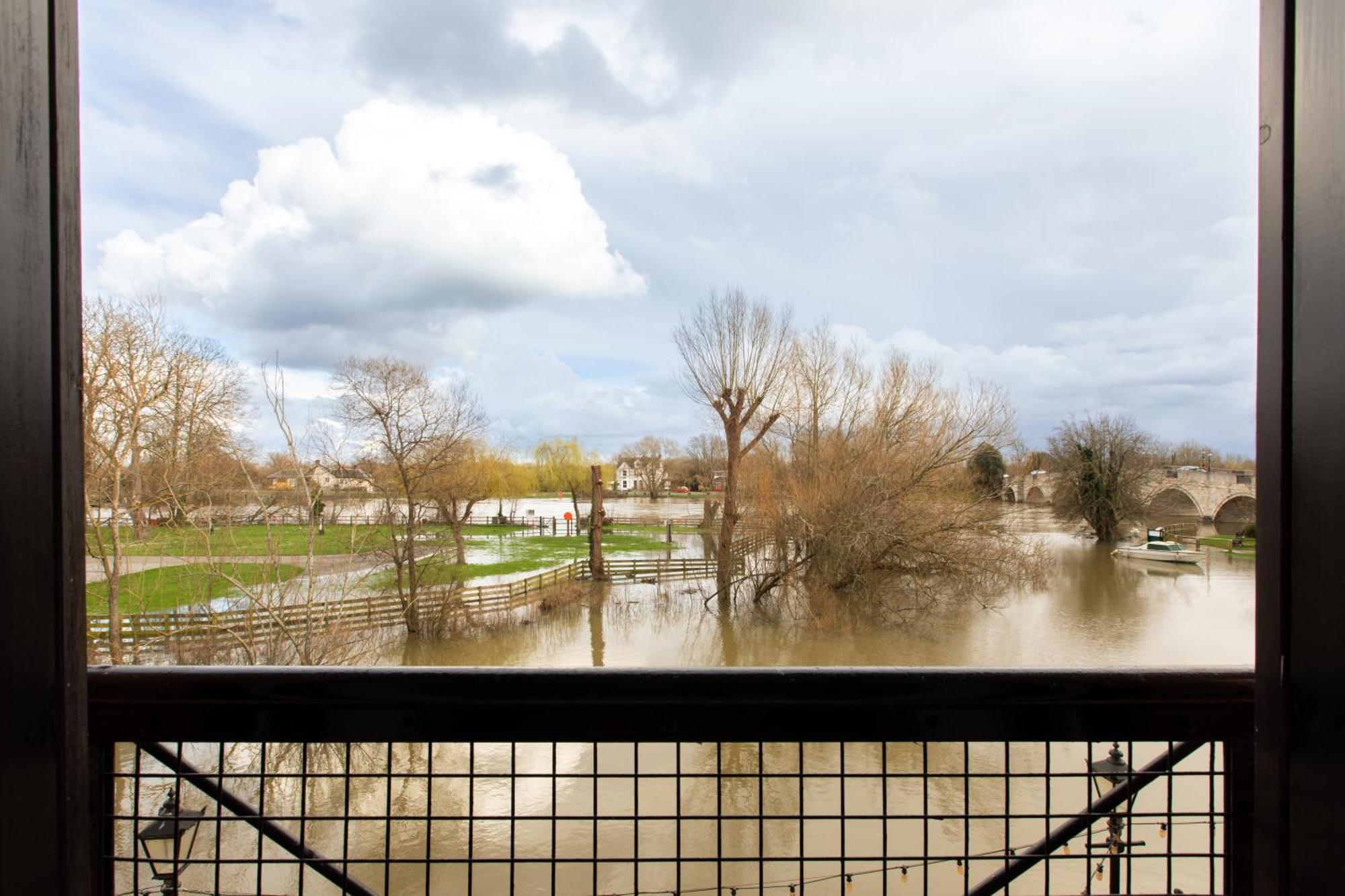 The Bridge Hotel Чертсі Екстер'єр фото
