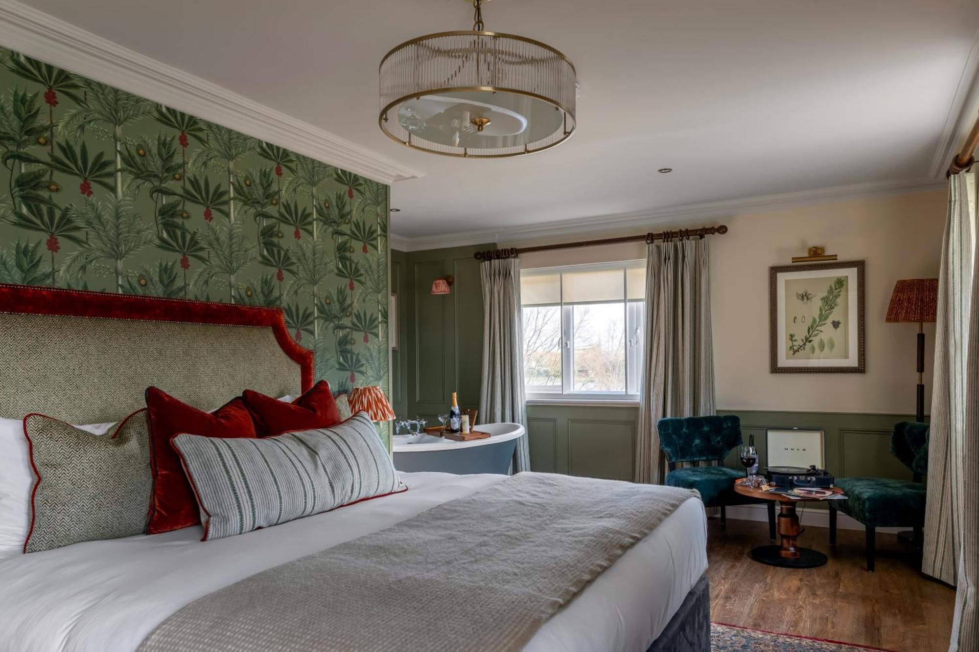 The Bridge Hotel Чертсі Екстер'єр фото