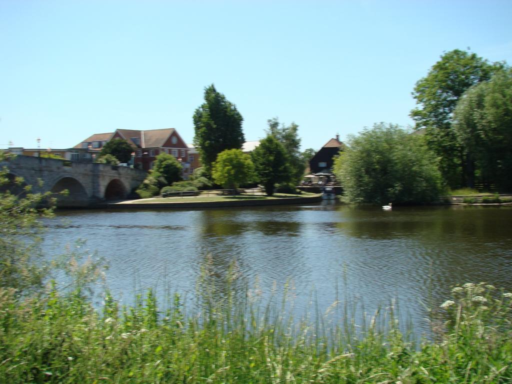 The Bridge Hotel Чертсі Екстер'єр фото