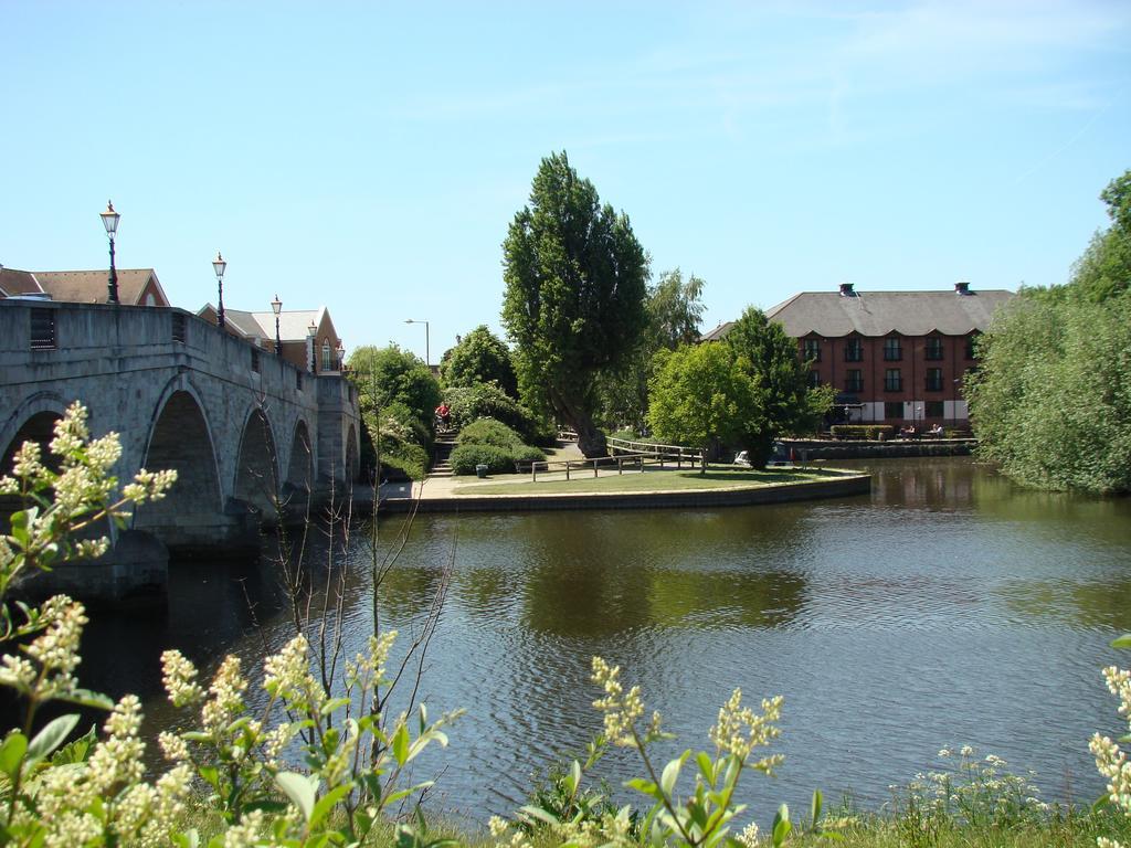 The Bridge Hotel Чертсі Екстер'єр фото