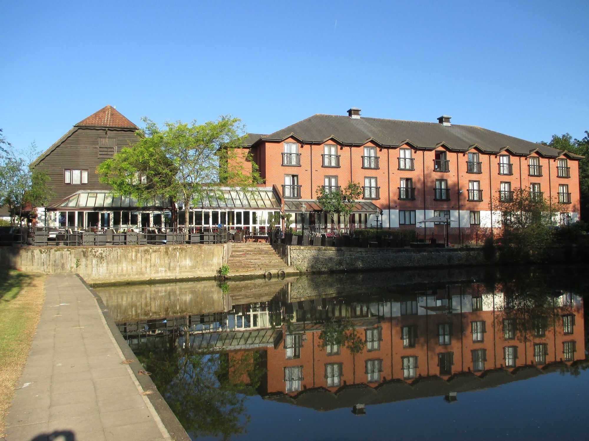 The Bridge Hotel Чертсі Екстер'єр фото