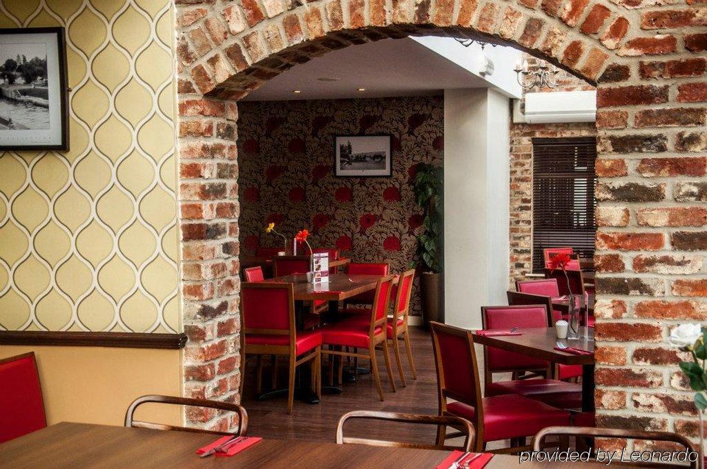 The Bridge Hotel Чертсі Екстер'єр фото