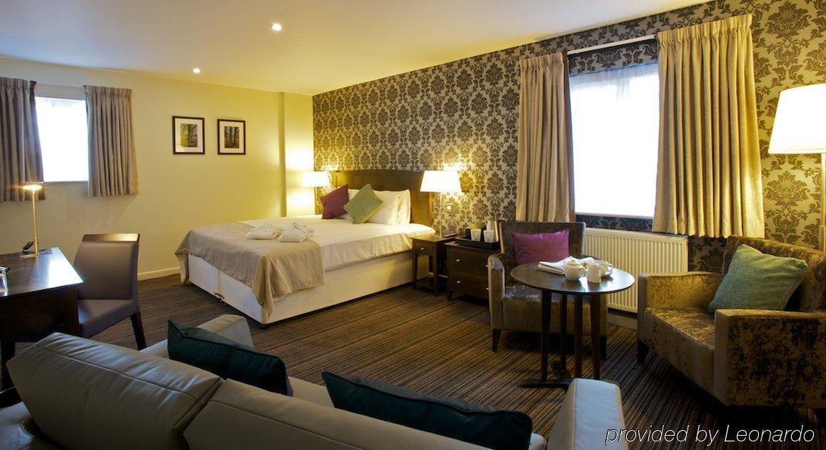 The Bridge Hotel Чертсі Екстер'єр фото