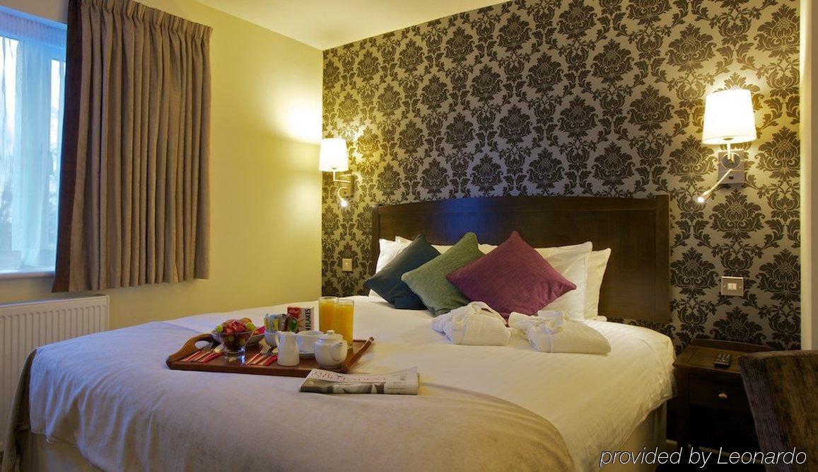The Bridge Hotel Чертсі Екстер'єр фото