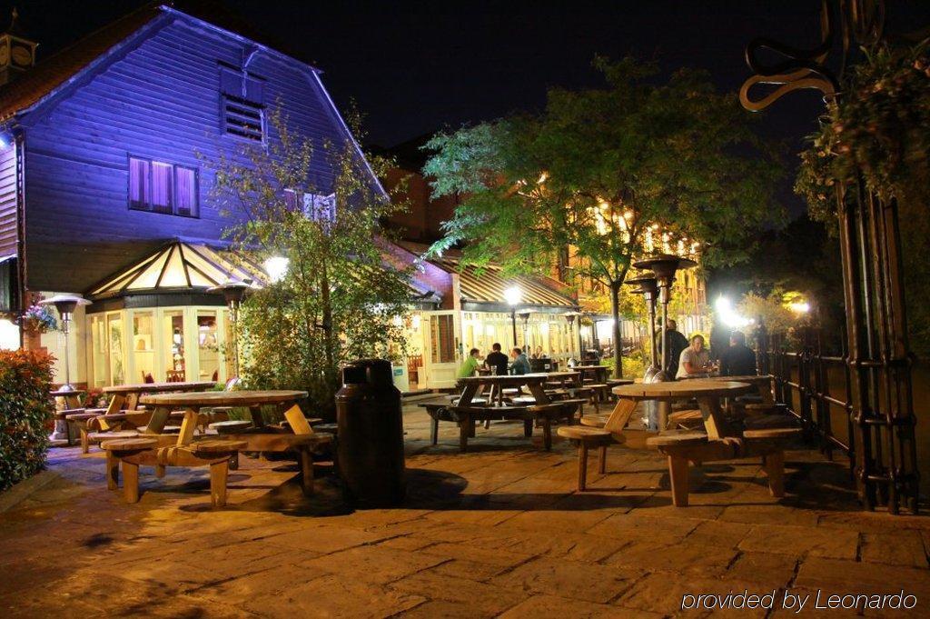 The Bridge Hotel Чертсі Екстер'єр фото