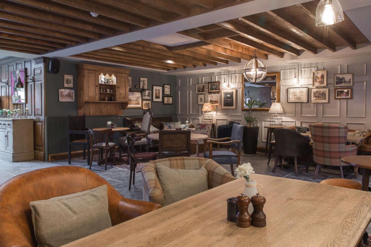 The Bridge Hotel Чертсі Екстер'єр фото