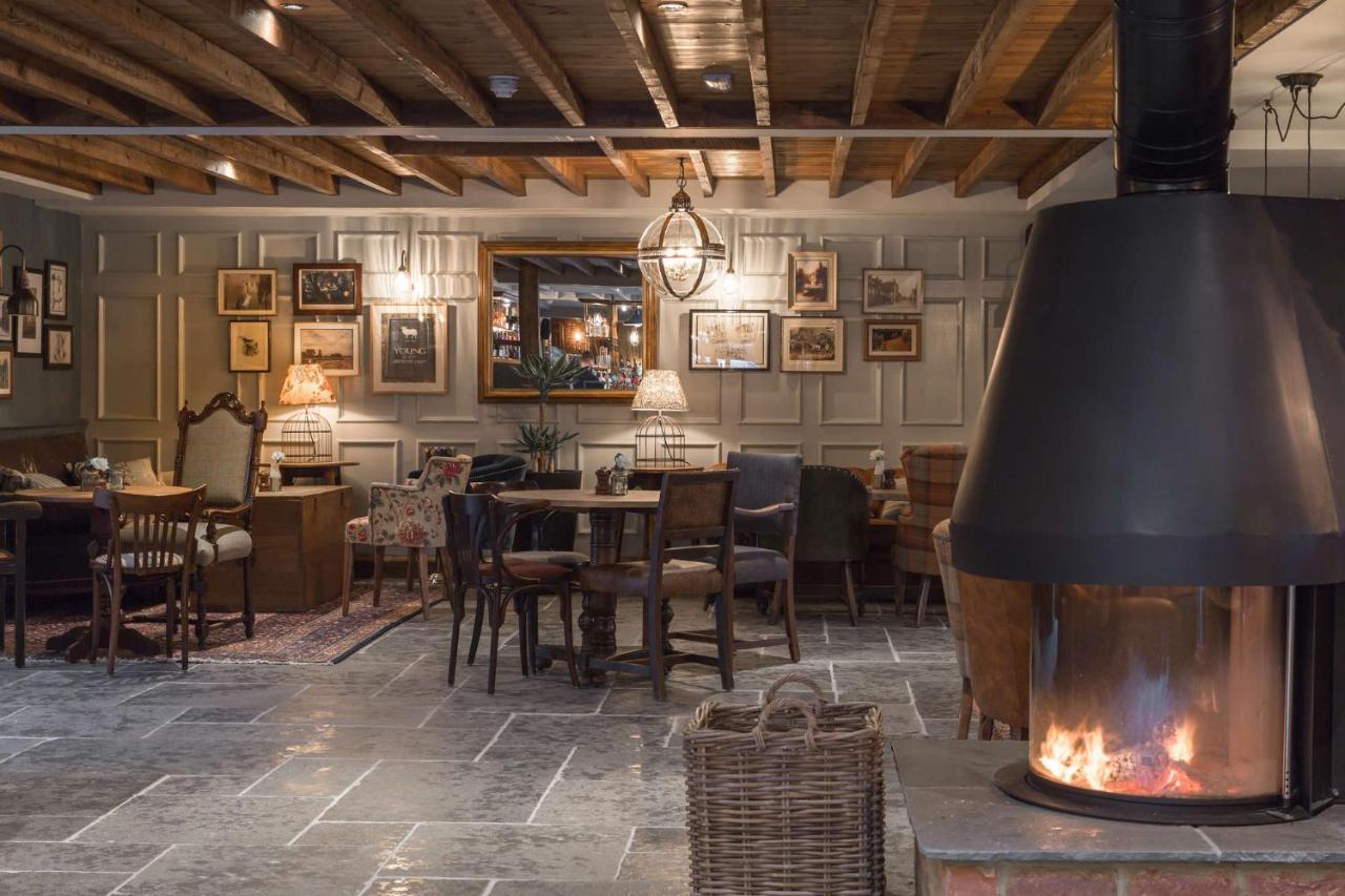 The Bridge Hotel Чертсі Екстер'єр фото